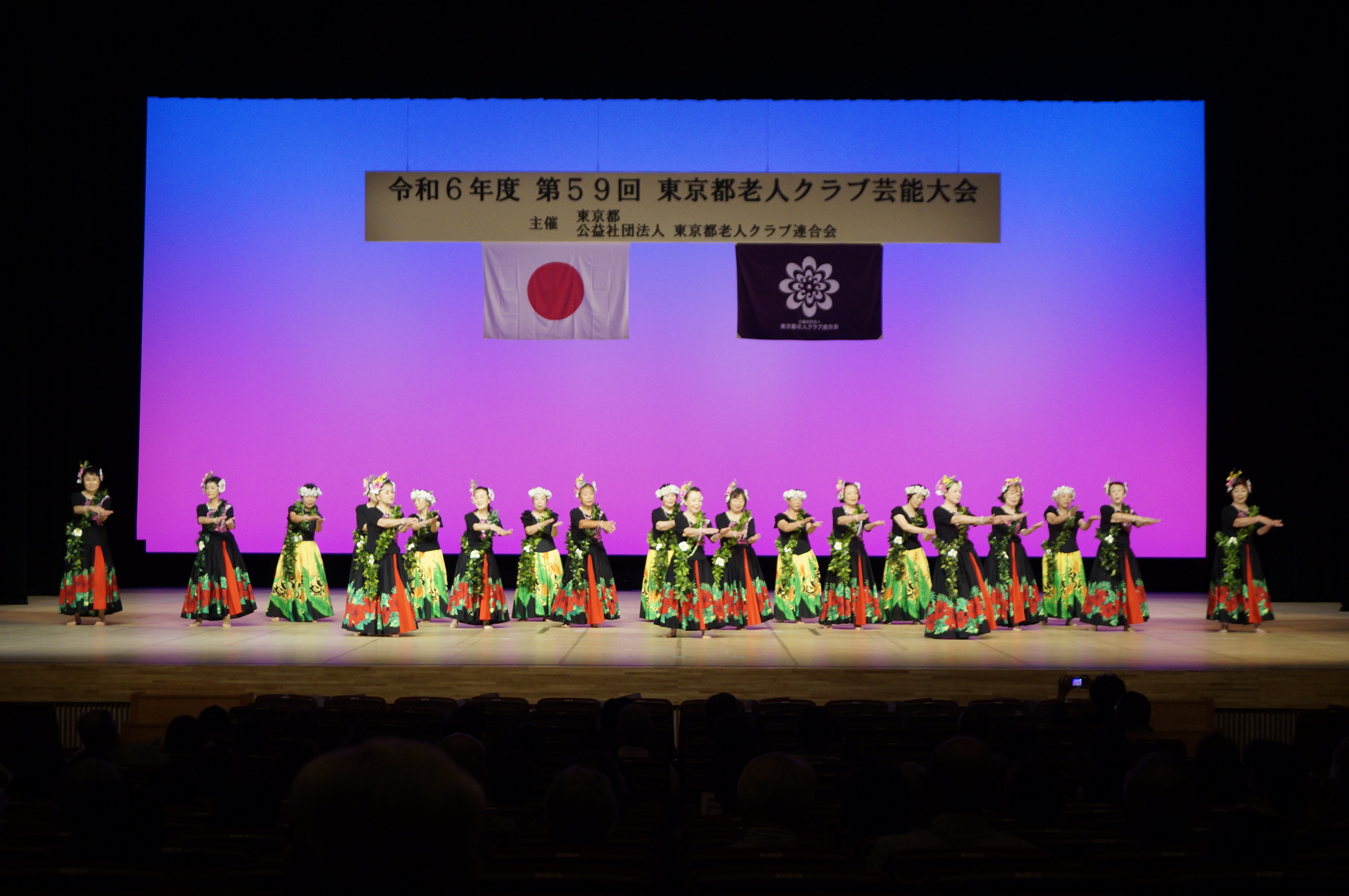 華麗なフラダンスの披露（荒川区オハナ‘家族’）