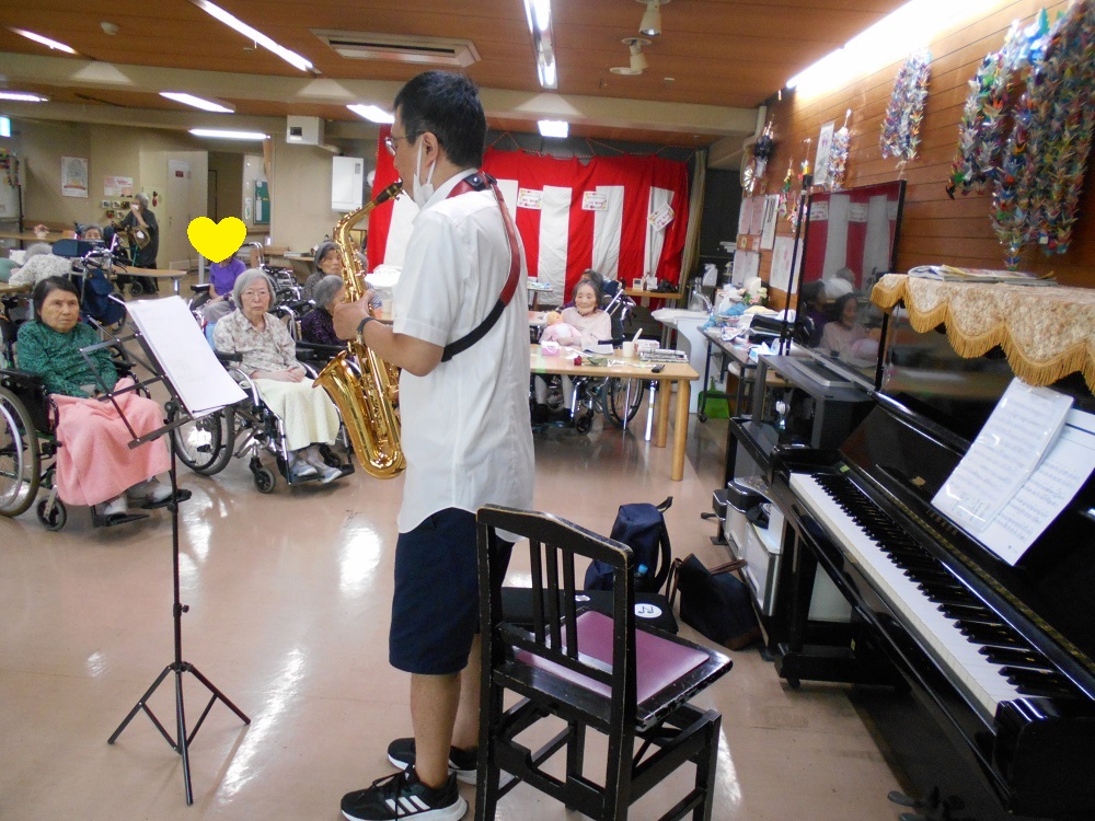 ピアノ＆サックスボランティアさんの様子