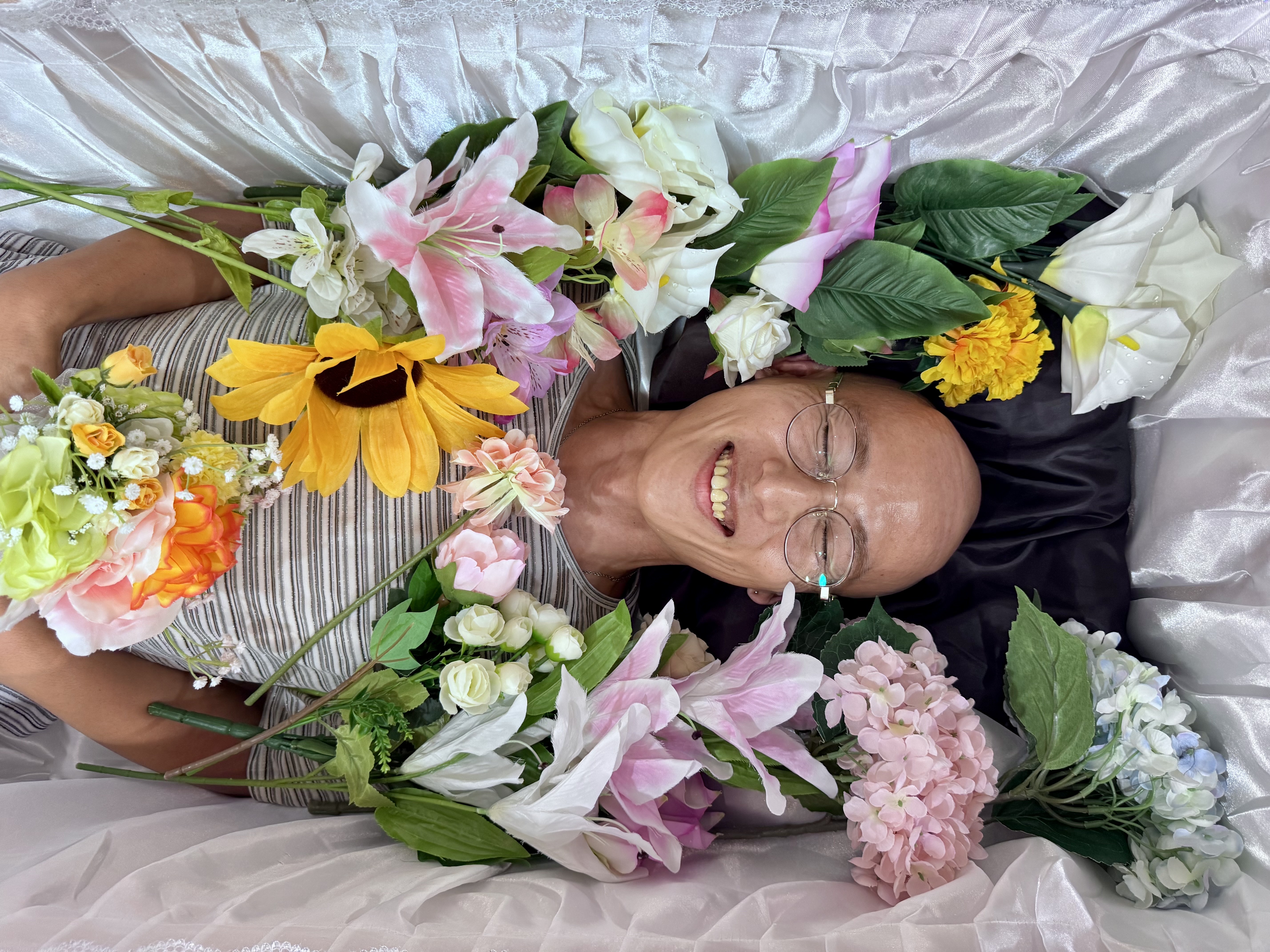 花に囲まれた納棺体験…思わず笑ってしまうことも。