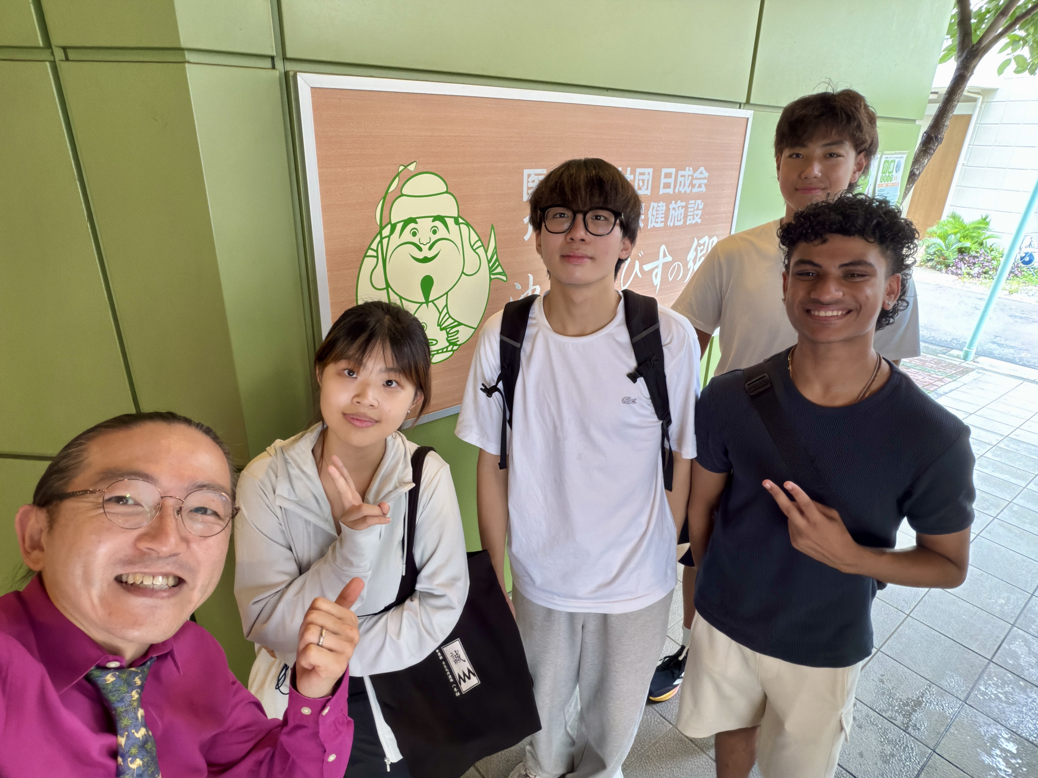 活動終了後に施設前でボランティアの集合写真