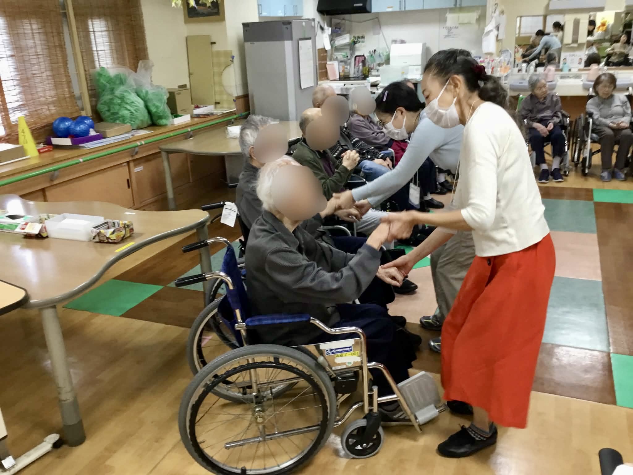 こちらの施設は車椅子をご利用の方も多いです。でも大丈夫。一緒に踊りましょう！