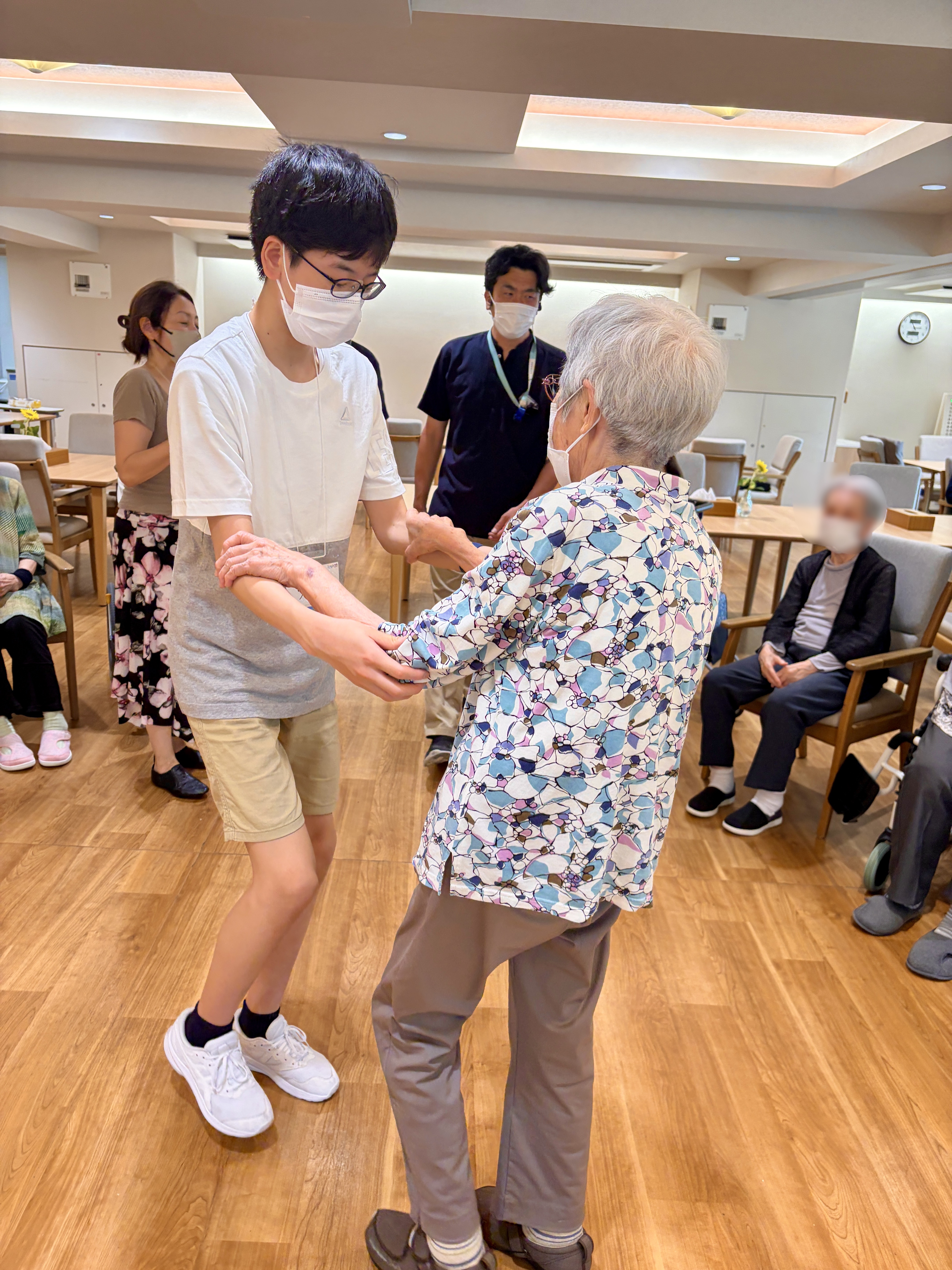 中学生ボランティアさんは施設のご利用者様にとってお孫さんくらいのお歳