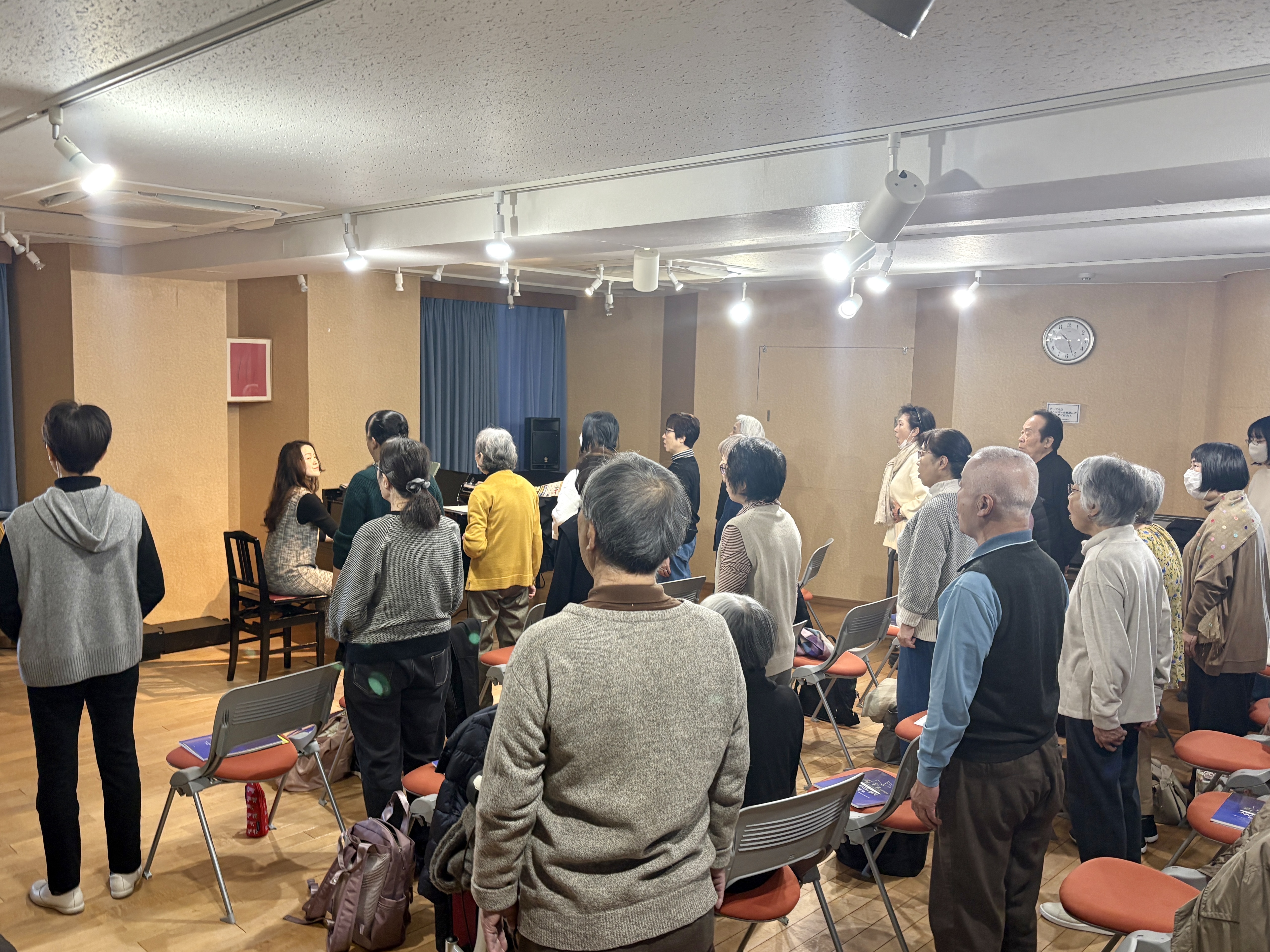 現役ソプラノ歌手の講師が身体の使い方も分かりやすく説明します