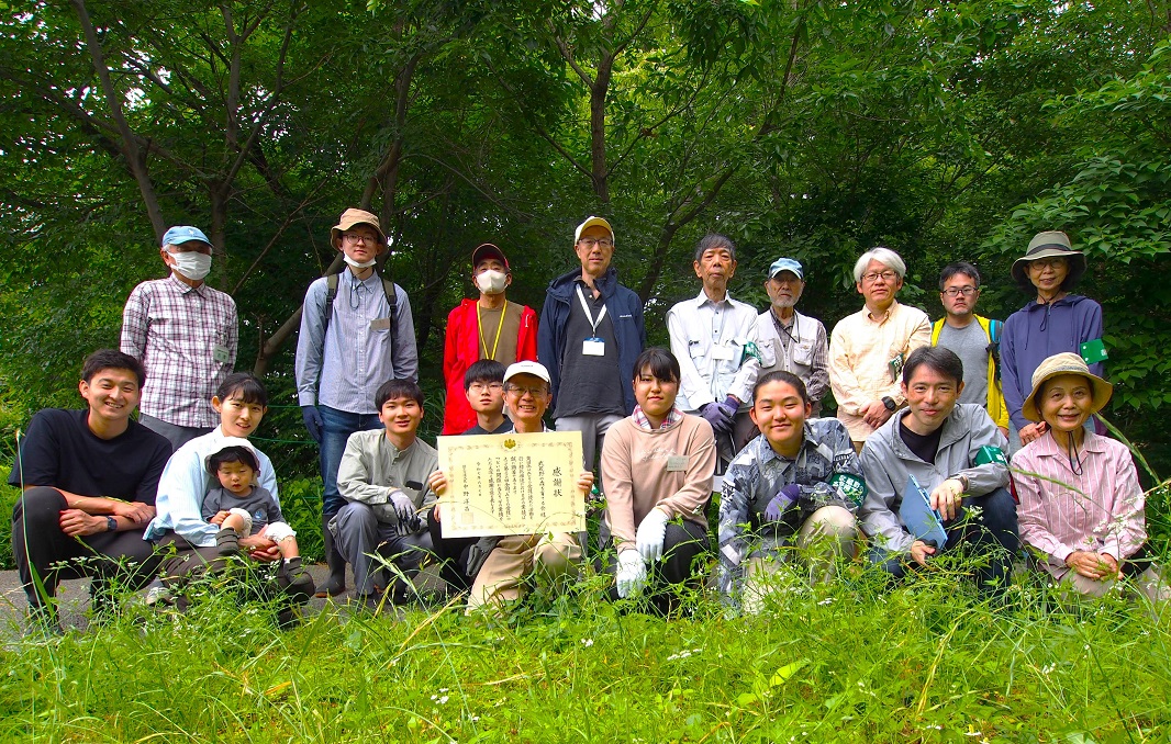 国土交通大臣からの表彰状を囲んで