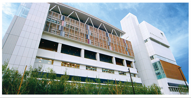 港区立介護予防総合センターは、JR田町駅　東口から徒歩5分！みなとパーク芝浦２Fとなります！港区在住の65歳以上の方は、施設を無料でご利用いただけます！