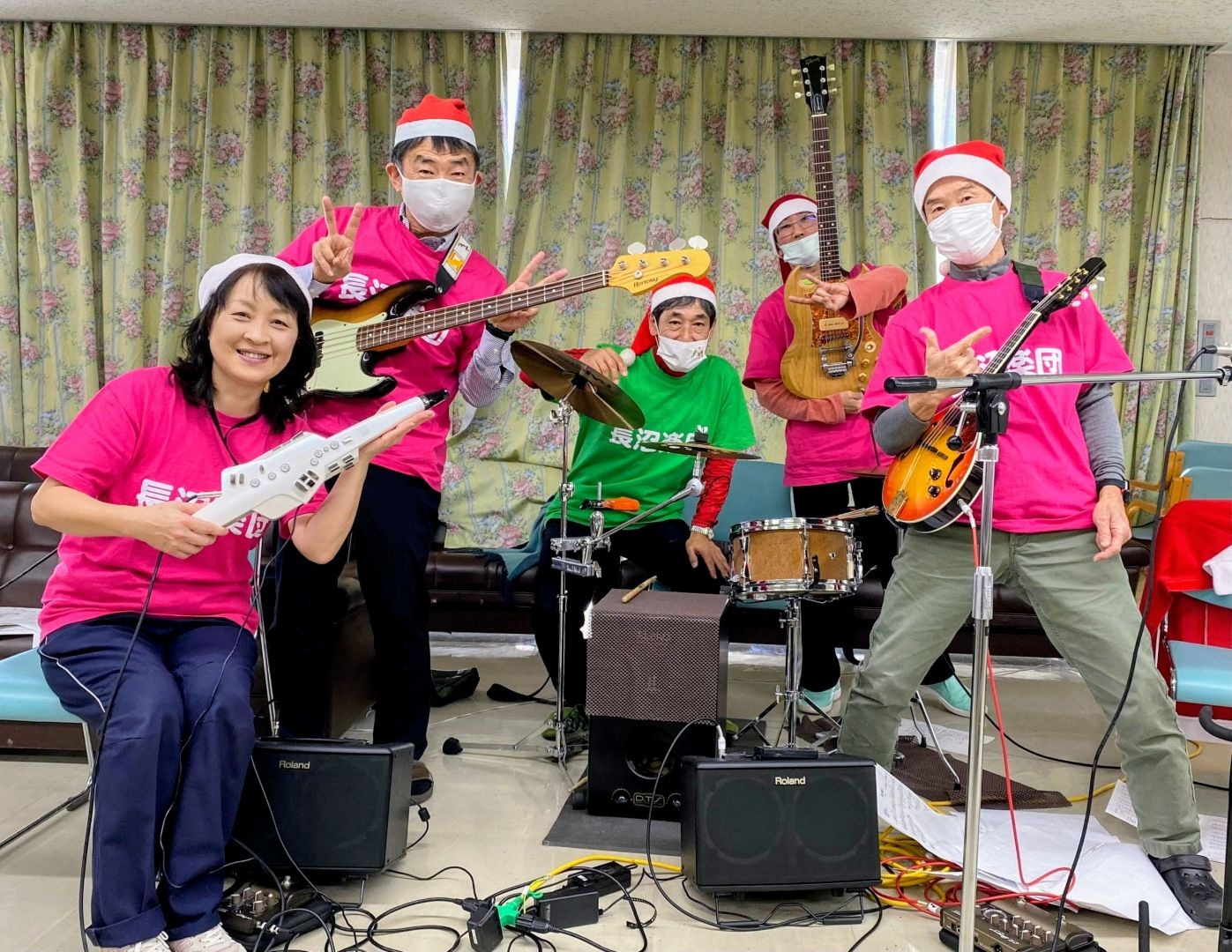 色んな高齢者施設のクリスマス会へ訪問しています