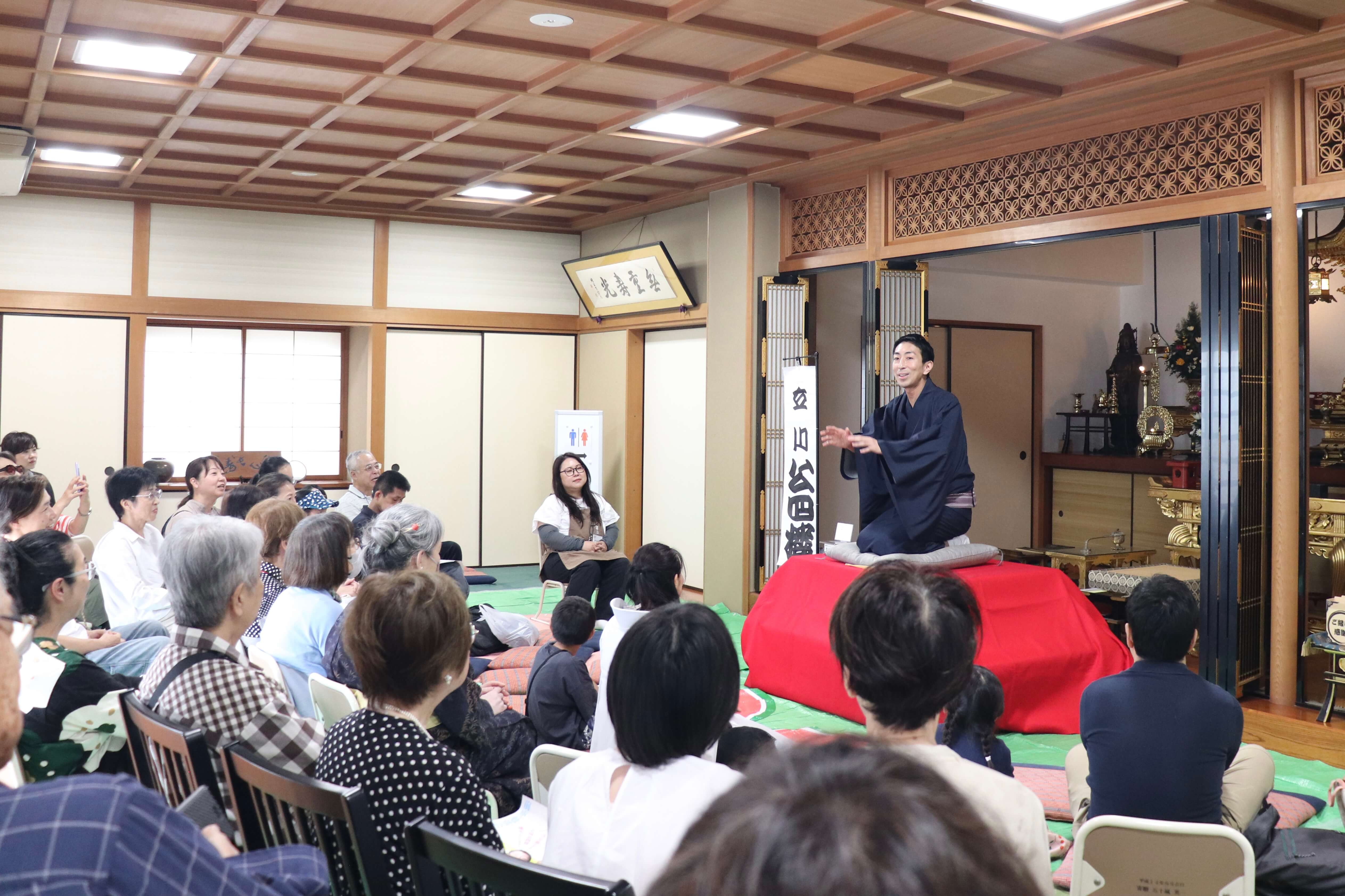 お寺での落語イベントの様子