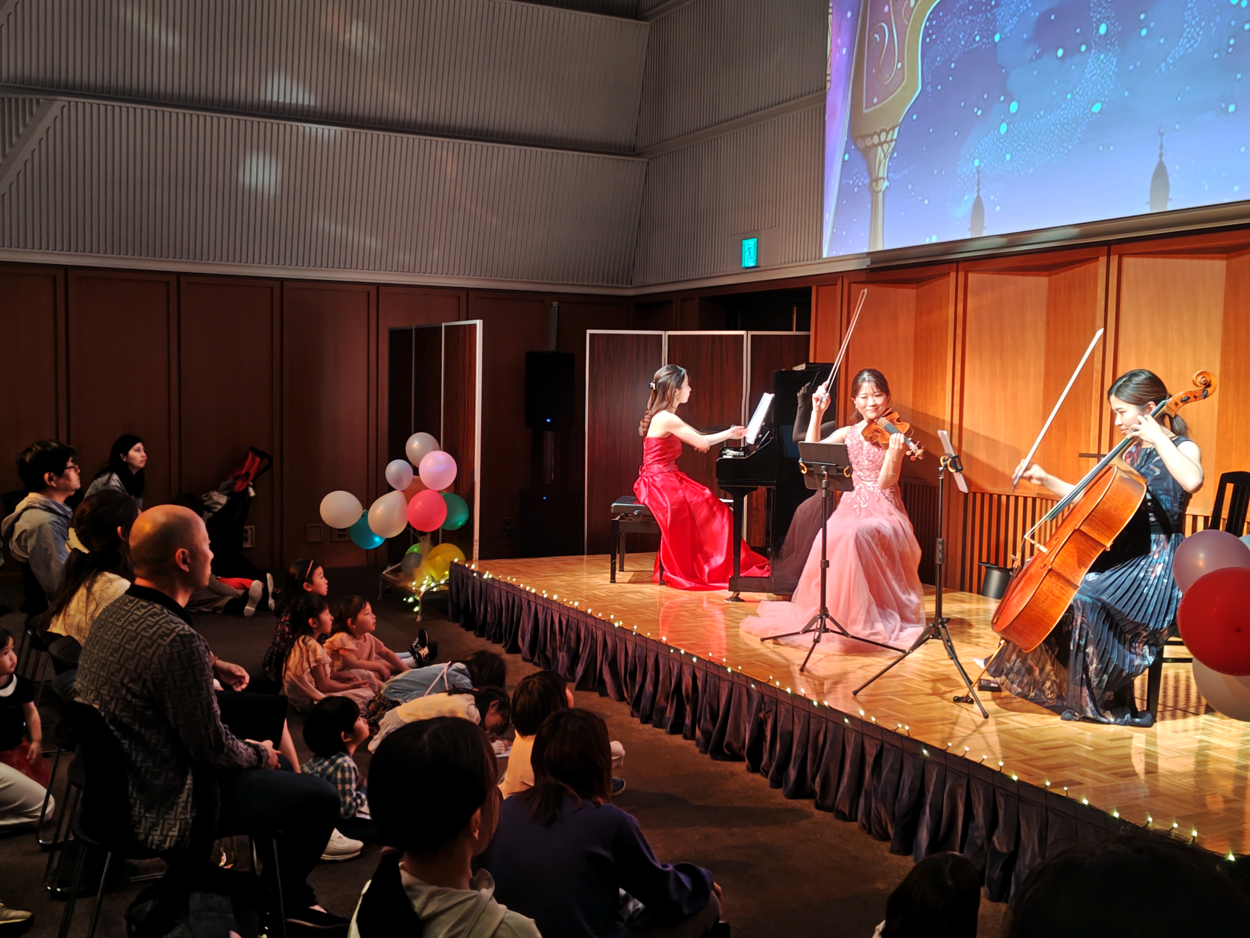 音楽と映像のファミリークラシックコンサートの様子