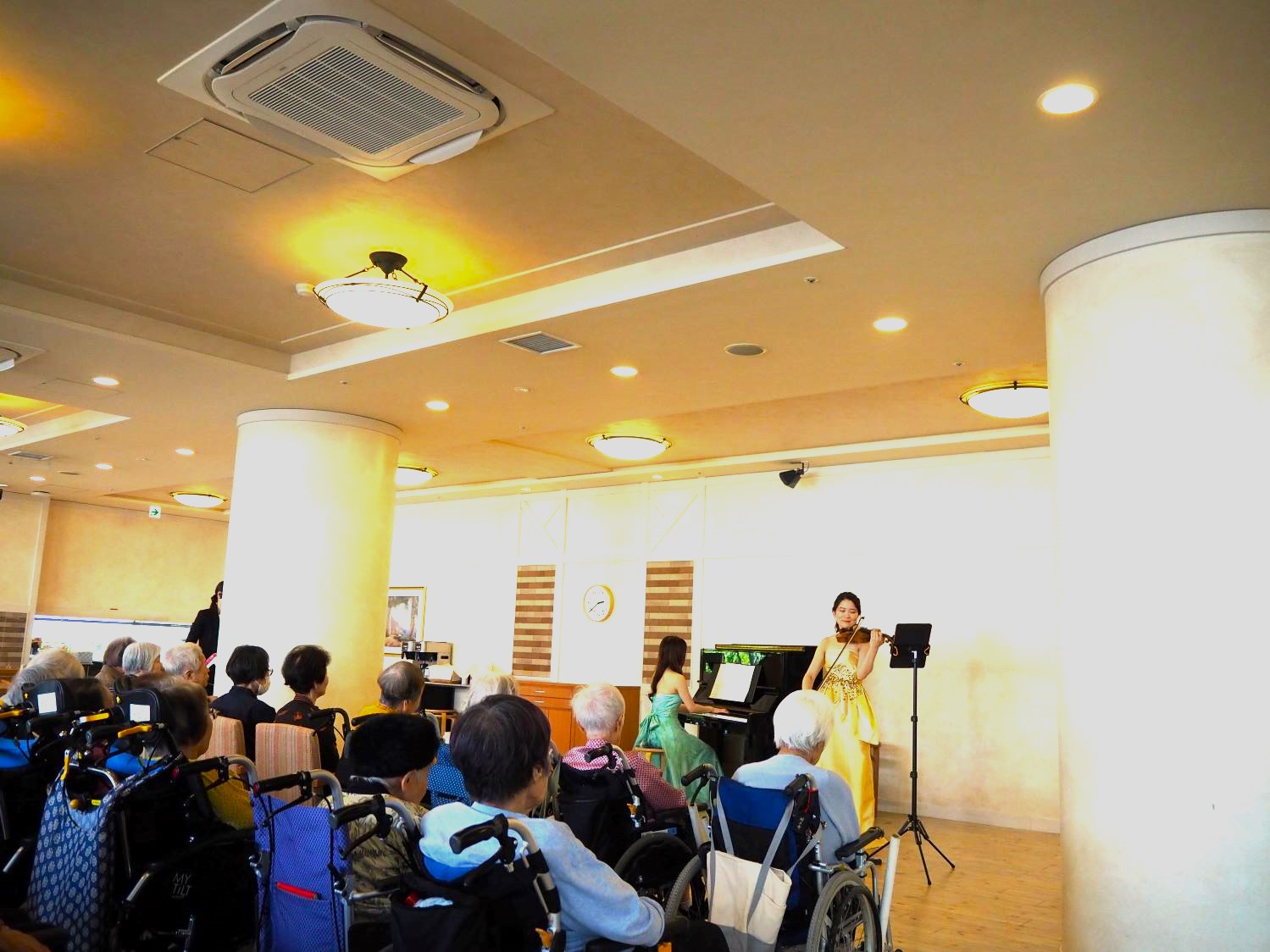 定例の高齢者施設への訪問演奏の様子